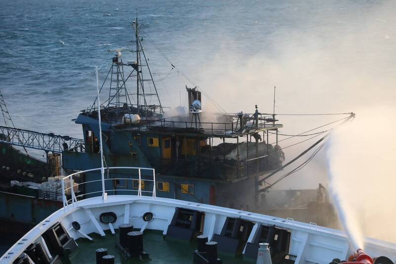 新竹舰持续监控，并于11时许中国船往西越过海峡中线后脱离雷达监控范围。（记者姚岳宏翻摄）