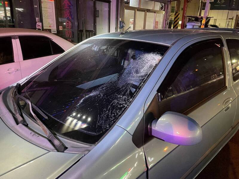 轿车与男子发生碰撞，挡风玻璃碎裂。（图由警方提供）