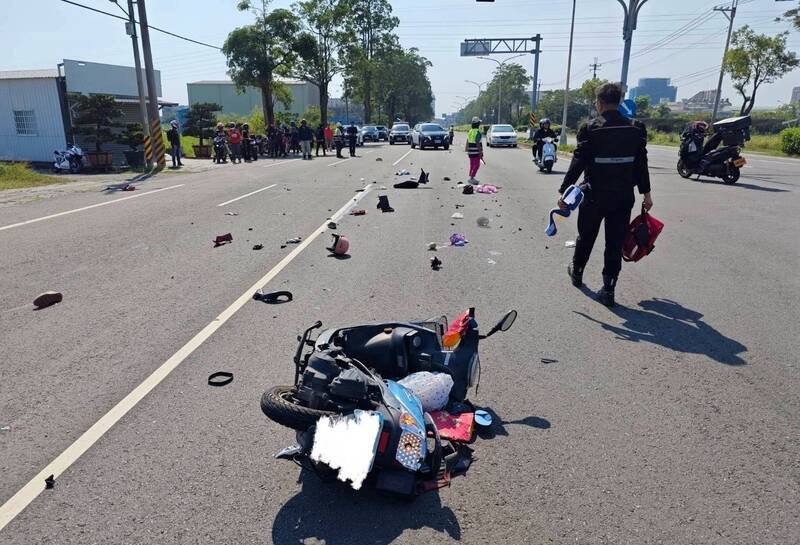 台1线台南善化茄拔段16日上午11时许发生2辆机车相撞事故，造成1人不治1人重伤。（读者提供）