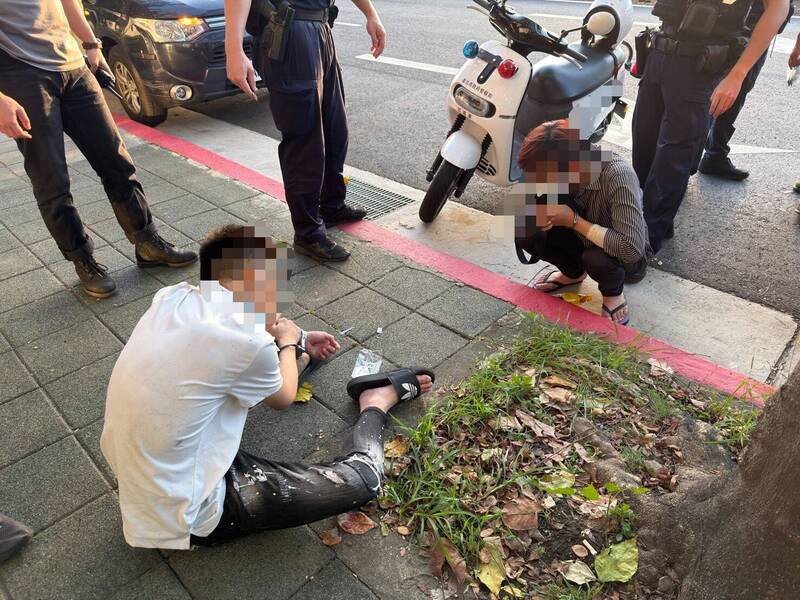 通缉犯陈男（白衣）驾驶自小客车载著林姓友人，行经台北市内湖区遇上警方拦查，但陈男踩油门加速逃逸，最后仍被警方拦停，搜出丧尸烟弹等毒品。（记者陆运锋翻摄）