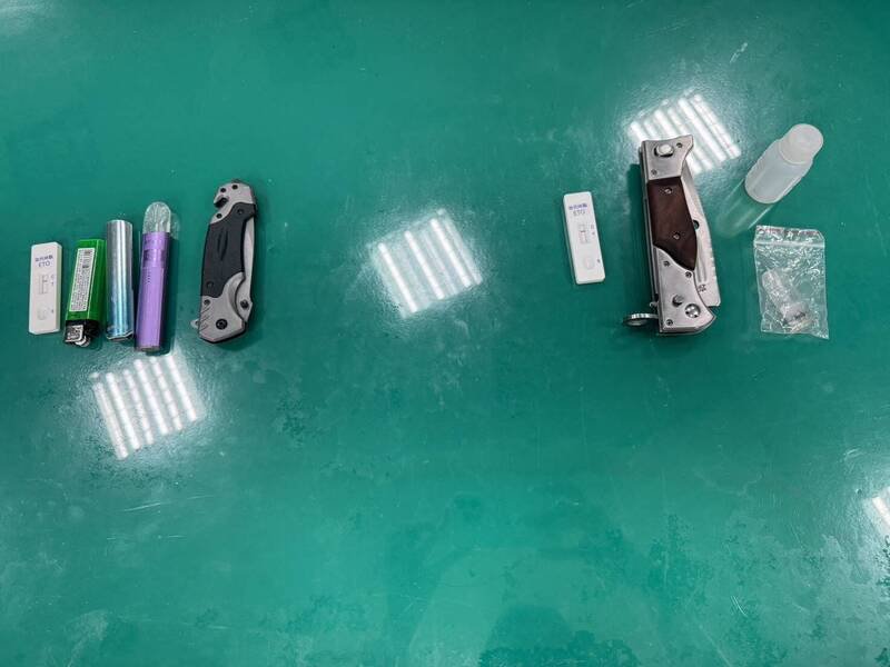 警方搜出依托咪酯烟弹1颗、烟杆2支、补充液及折叠刀2把。（记者陆运锋翻摄）