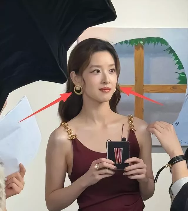 32岁章泽天与41岁朱珠晚宴同框，对比豪门真正差距