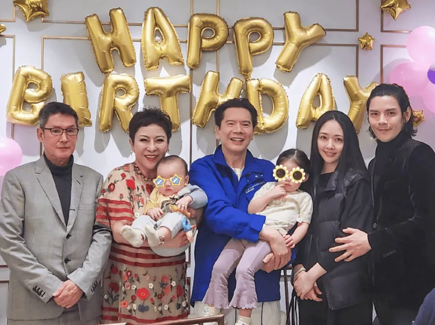 向太称向佑在美国被小孩吐痰,向佐十分生气打断对方的手