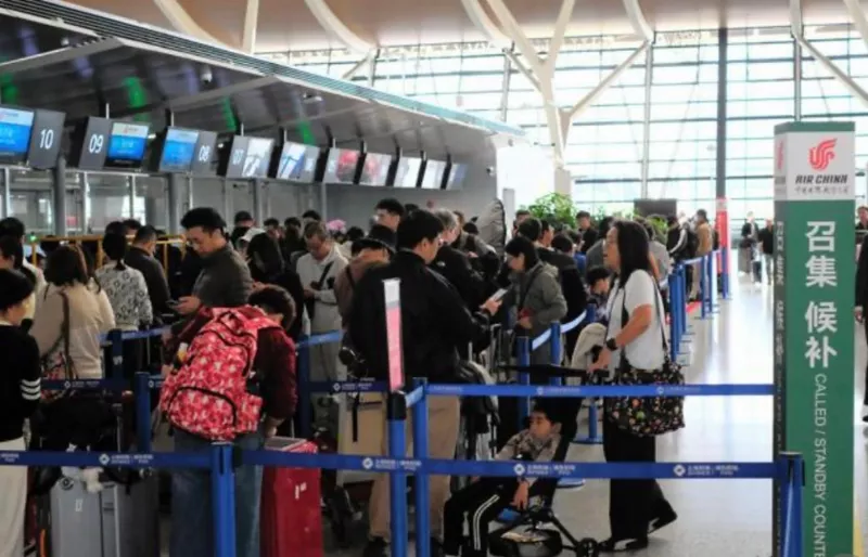 中国飞日航班柜台现人龙 游客喊“政治与我无关”