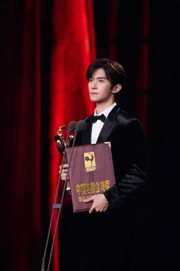 易烊千玺成最年轻金鸡影帝，为什么是他？