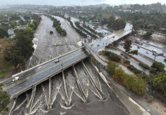 「大气长河」侵袭南加州 移民船海上翻覆酿4死4伤