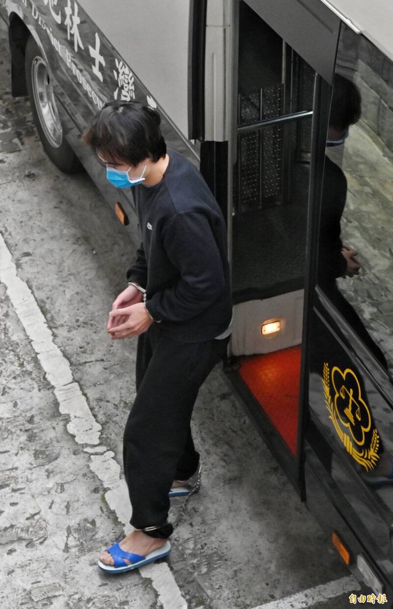 前SBL球员柯旻豪（右）涉入假球案，去年2月起诉，当时仍在押，戴著手铐、脚镣移审士林地院。（资料照，记者刘信德摄）