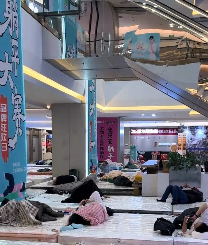 男子淘汰200余人在"躺平大赛"夺冠，躺床垫上33小时