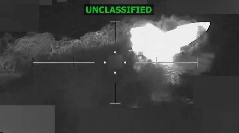 美军公布在东太平洋攻击疑似运毒船只的红外线影像，画面中船只被击中瞬间爆炸。此类「格杀勿论」式的攻击，自9月初以来已累计造成超过80人死亡，其合法性备受争议。（图翻摄自美国国防部影片）
