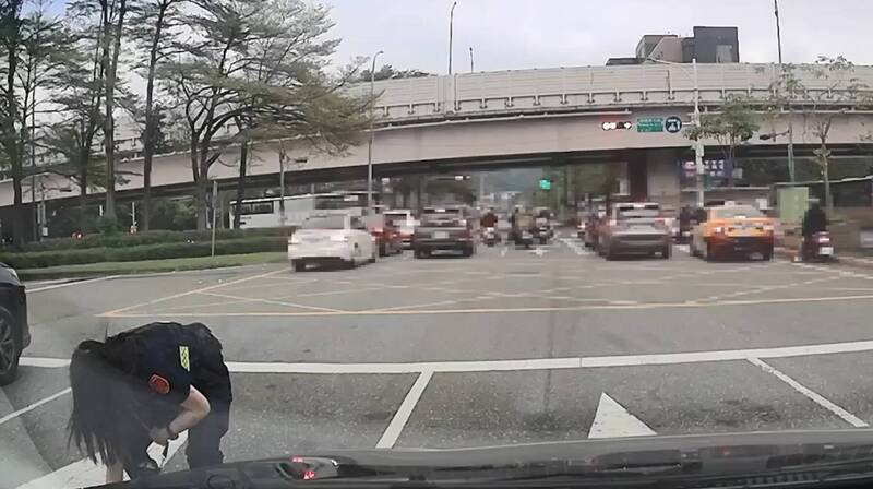 警方下车察看后，赫然发现是多张千元大钞，随即捡取依拾得物办理。（记者陆运锋翻摄）