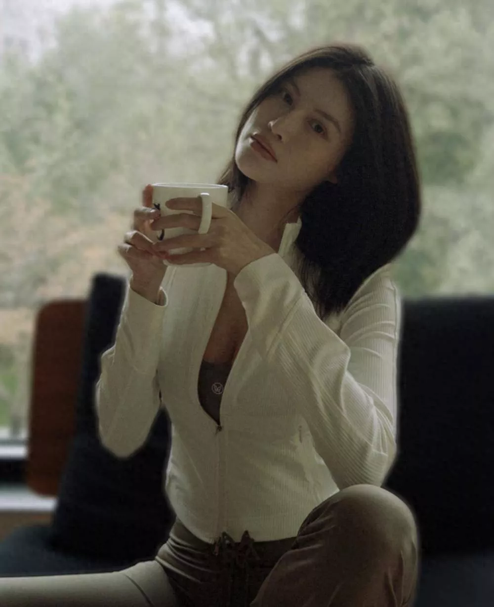 何穗产后晒照大秀身材,被质疑煽动身材焦虑