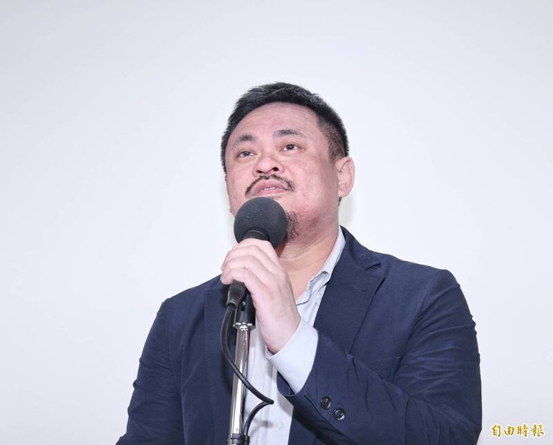 劳动部长洪申翰今天在立法院受访时，回应网红「馆长」陈之汉被控涉性骚等问题。（记者方宾照摄）