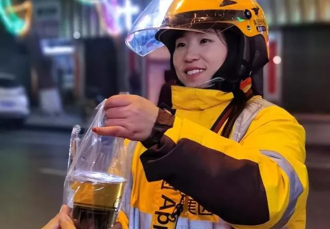中国街头的女性外卖骑手 正以惊人的速度暴增