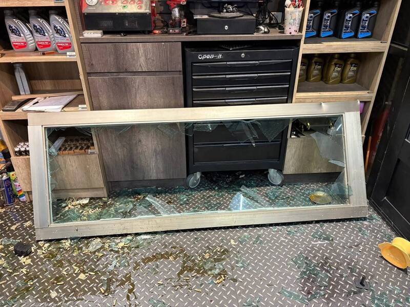 台南安平区民权路上的一家机车行，16日晚间遭一名王姓男子骑机车冲撞破坏玻璃大门毁损。（民众提供）
