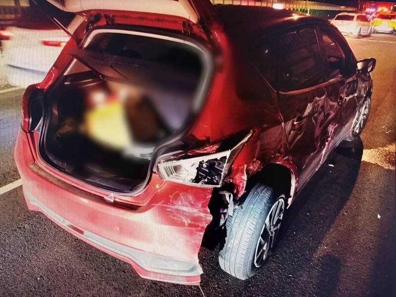 雍男被撞车辆。（记者姚岳宏翻摄）