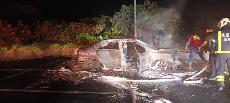 基隆市消防局获报车辆火警，派员赶往现场，10分钟内扑灭火势。（记者吴升儒翻摄）