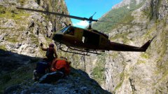 失足坠锥麓古道 死者遗体吊挂成功