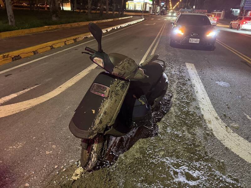 机车骑士辗压到混凝土，打滑摔车。（记者彭健礼翻摄）