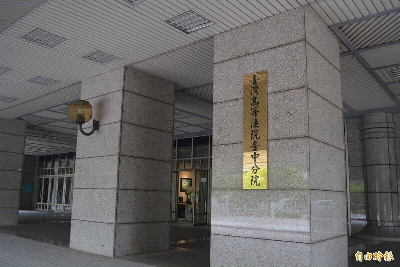 台中男子阿明（化名）1人分饰3角，假装成算命师骗取女子「小芬」（化名）、「小芯」（化名）信任，对两人骗财骗色，二审逆转依强制性交罪，每罪都判3年4月。（记者陈建志摄）