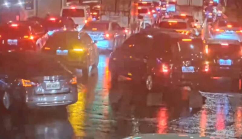 南港展览馆举办国际咖啡展，昨晚散场后，周边道路涌入大量车流。（记者陆运锋翻摄）