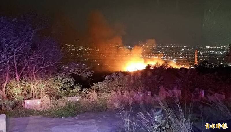 国道三号南下185公里龙井路段东侧山坡杂草火警。（记者张轩哲摄）