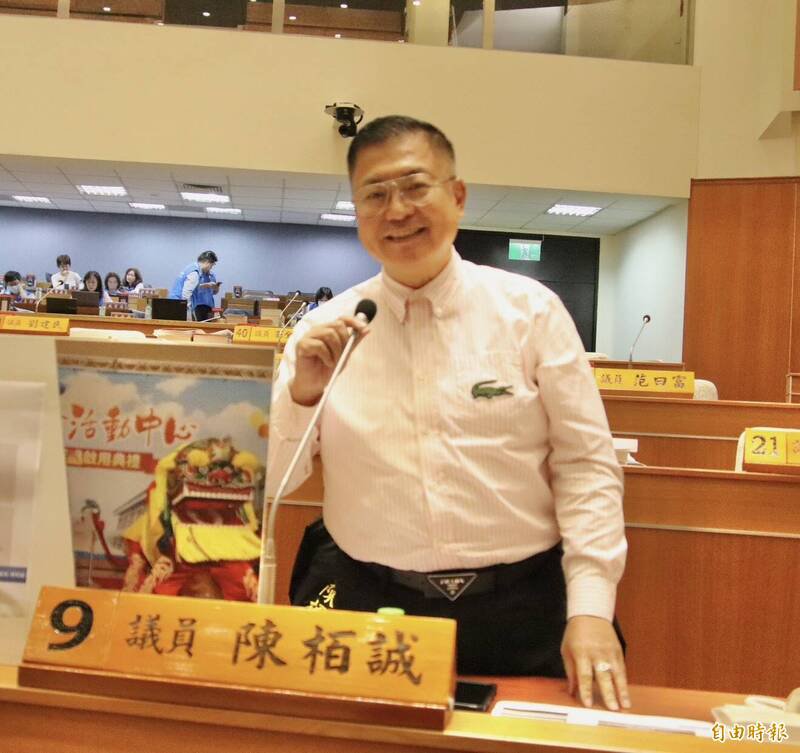 国民党新竹县议员陈栢诚要求县府对于高功率雷射笔可能引发的公安疑虑，提早拟定对策。（记者黄美珠摄）