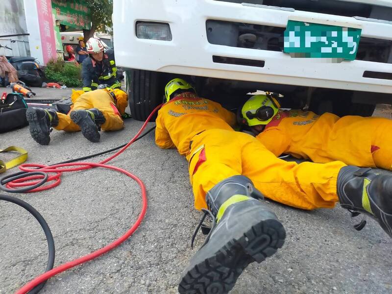 古姓女清洁队员清晨载同事上班途中，遭右转的大货车辗过，当场死亡，消防人员到场抢救。（民众提供）
