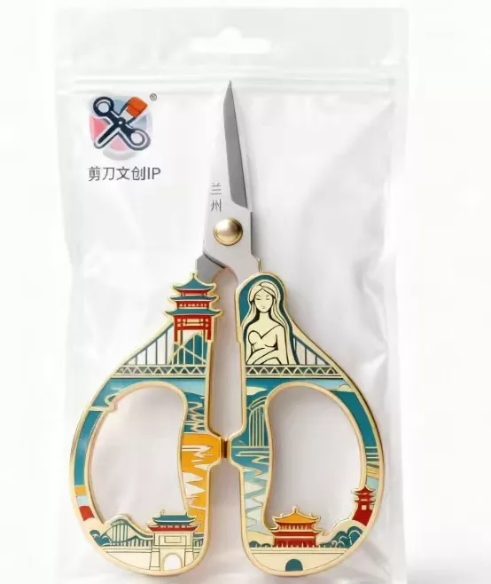 “没剪刀”为何成热梗？女游客向酒店借剪刀引发热议