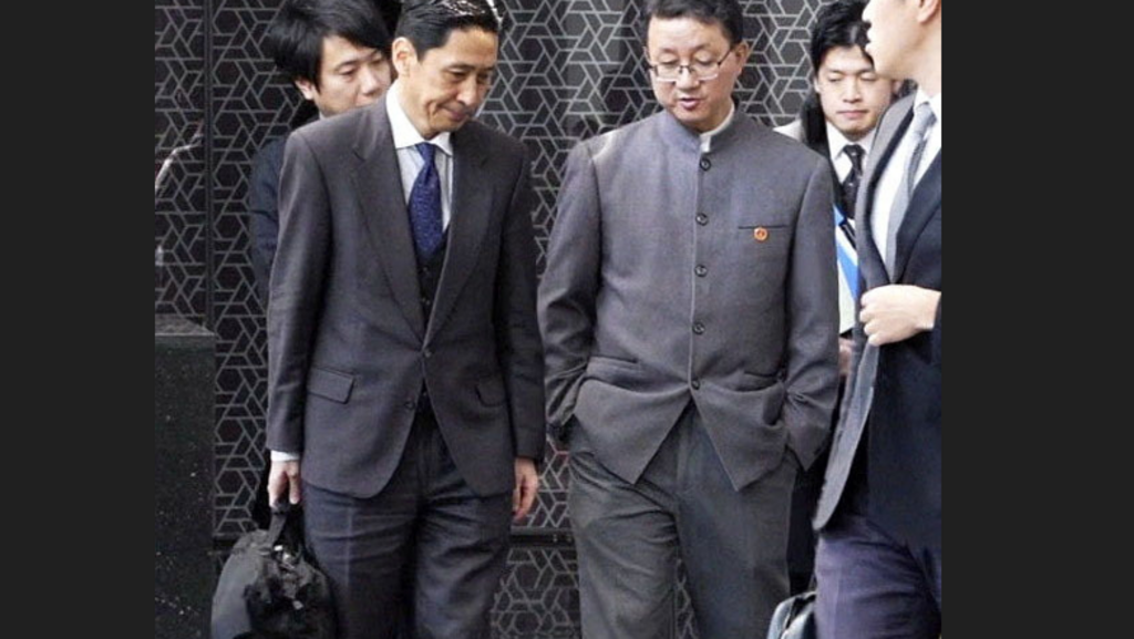 日本外务省亚洲大洋洲局局长金井正昭与中国外交部亚洲司司长刘金松于2025年11月18日在北京会晤当日交谈。共同社摄。