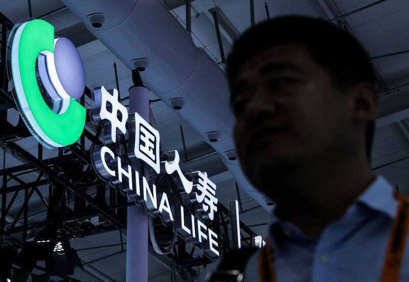 中國國有壽險公司「新華人壽保險」的前董事長李全19日因貪污與受賄分別被判處無期徒刑與死緩2年。圖為今年9月10日在北京拍攝的1家保險公司的標誌。（路透）