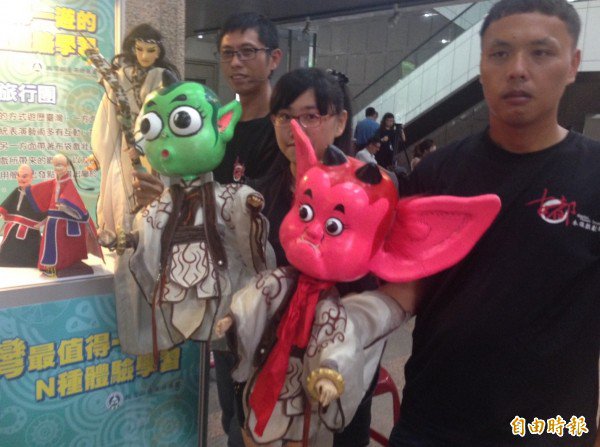 古都木偶戏剧团团长黄冠维（左一）今年和团员们将带著国小和国中生，以布袋戏义演方式游台湾，服务育幼院、教养院等弱势小朋友。（记者林晓云摄）