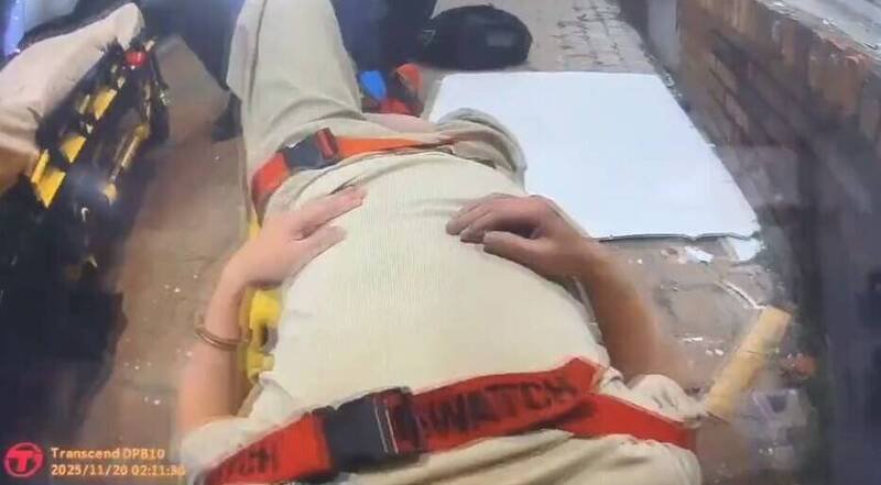 陈男遭撞后，受伤送医。（读者提供）