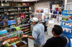 假救人真行窃！店员心脏病发倒地 男子装关心趁乱偷盗全都录