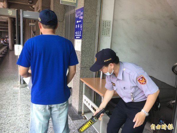 美籍男自戕后，彰化地院加强门禁安检。（记者颜宏骏摄）