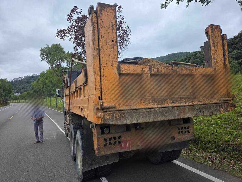 男子载21吨废土往苗栗南庄倾倒，警眼尖拦下。（警方提供）