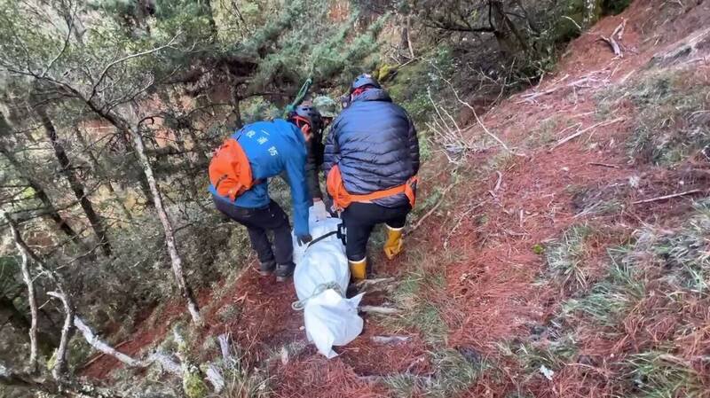 保七刑大队长张益诚，攀登玉山八通关「八大秀」不幸猝逝，经搜救人员上山与空勤直升机协助下，终于将遗体带下山。（图由南投县消防局提供）