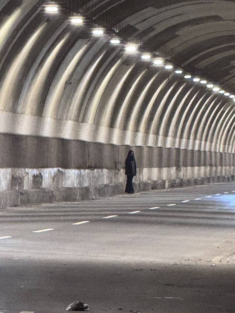 岩女10月间穿黑衣、黑裤站在基隆市中山隧道内，与李男、江男等3人一起拍摄灵异短片。基隆地院认为岩女等3人在隧道内拍摄灵异短片恐惊吓往来用路人，有影响交通安全之虞，各裁罚5000元罚锾。（记者林嘉东翻摄）