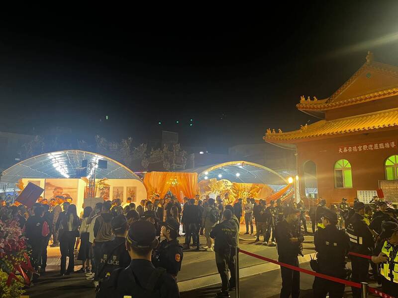 警方在婚宴入口处部署警力搜证。（撷取自网路）