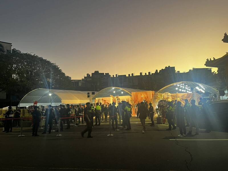 警方在婚宴入口处部署警力搜证。（撷取自网路）