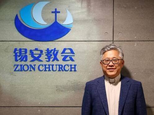 中国锡安教会于10月被大规模抓捕，约30名牧者和教友被警方带走。路透社引述对华援助协会创始人傅希秋表示，有18名锡安教会牧者和教友近日被广西省北海市检察院批准逮捕，他们将面临审判及可能被判最高3年刑期。颇具影响力的北京锡安教会主任牧师金明日是18名被批准逮捕者之一。（图翻摄自维权网）