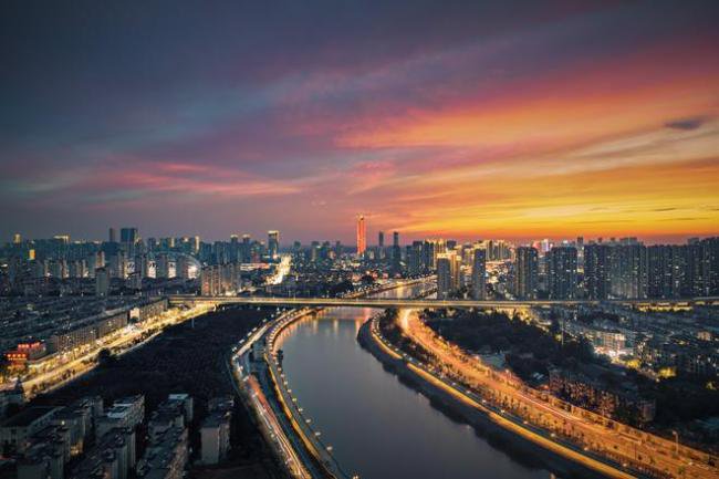 中国最尴尬的C位城市，出道即巅峰，经济吊车尾