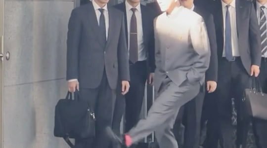 “如此不懂礼貌的外交官员，可知中国的水准”