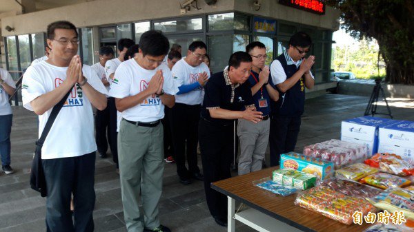台东市立涌泉今天重新开放，市长张国洲（中）率课室主管祈求平安。（记者黄明堂摄）
