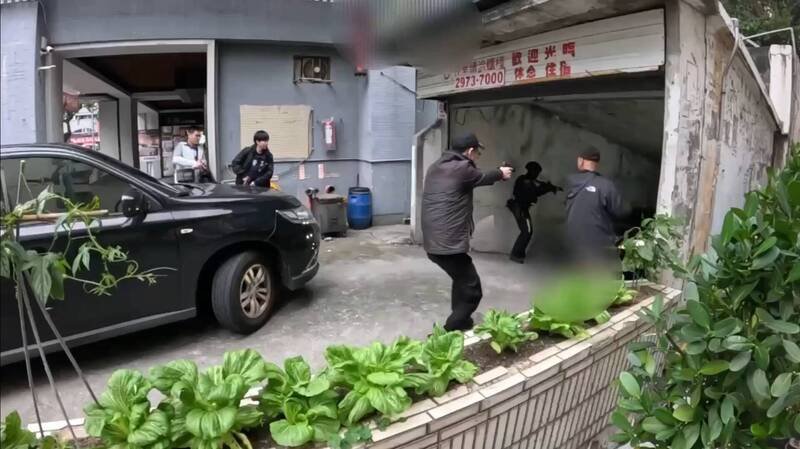 警方荷枪实弹，郑男被喝令下车趴下。（记者徐圣伦翻摄）
