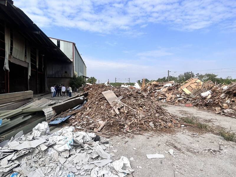 李有财父子承租厂房堆放垃圾。（记者蔡清华翻摄）