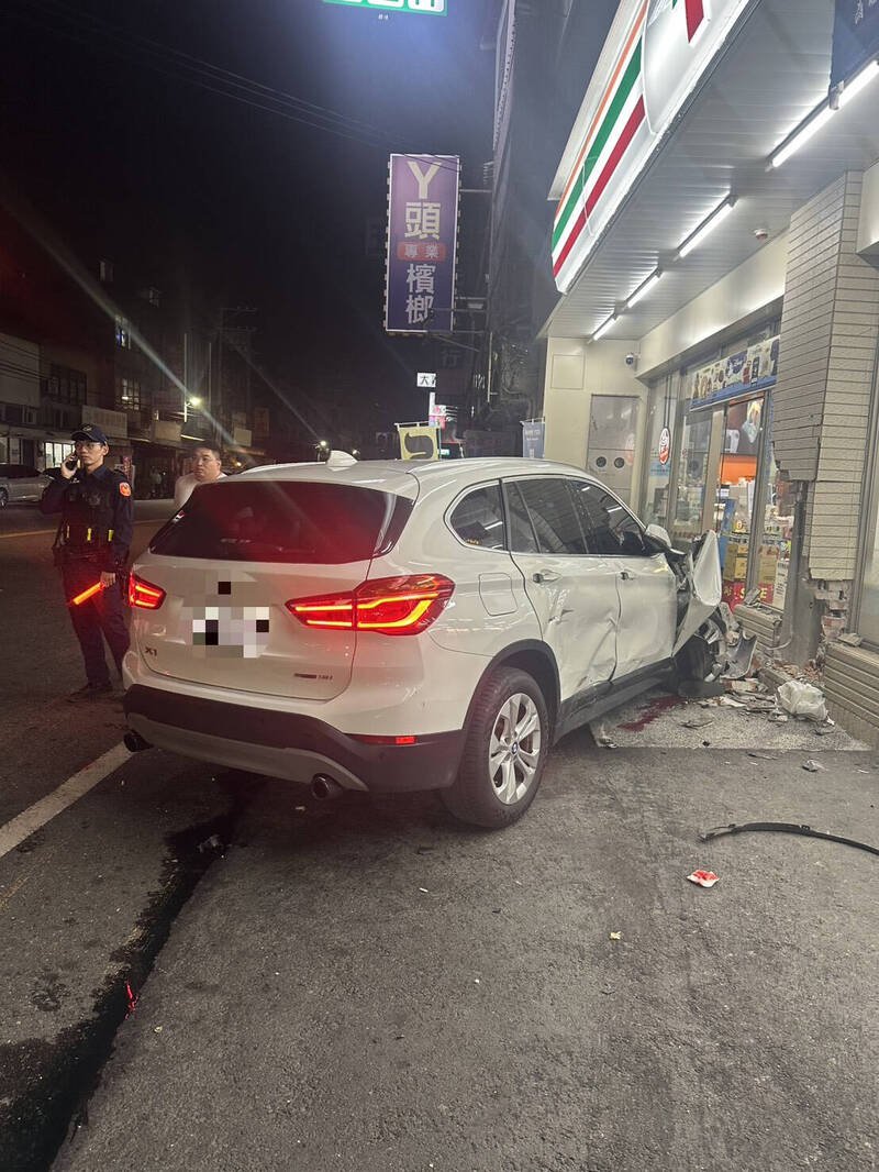 超商外停多部双B轿车，民众误以为竞飇酿祸（民众提供）