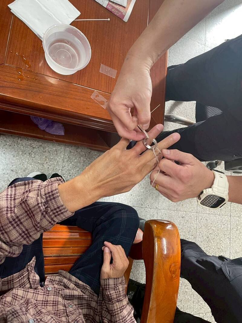 屏东崁顶消防神速剪断银戒救指。（崁顶消防提供）