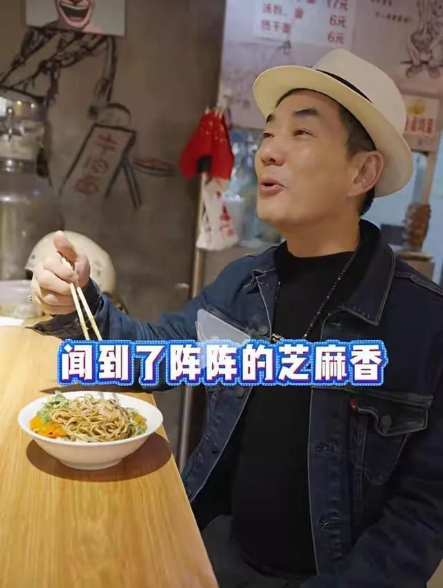 59岁任贤齐返乡祭祖，邻里热议围观