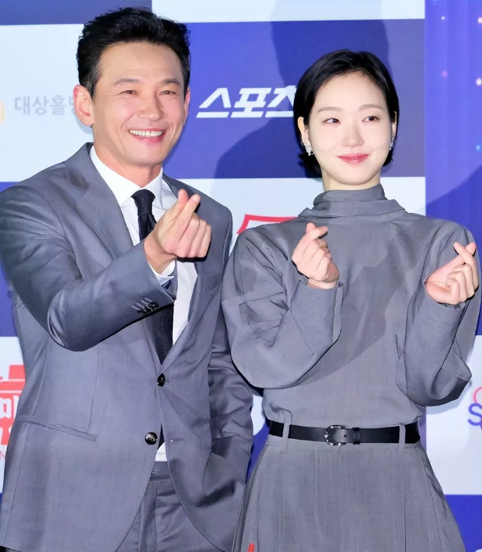 青龙奖红毯:玄彬面相变了,宋慧乔嫩的能掐出水