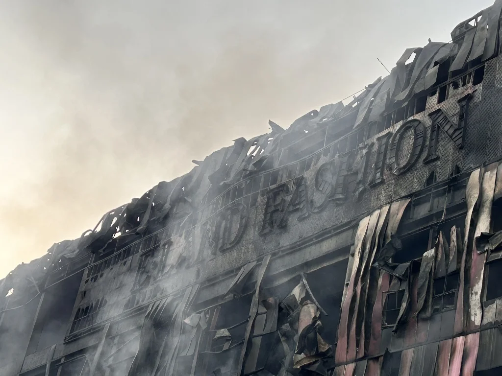 当地时间2025年11月16日，韩国忠清南道天安市，被大火烧毁的衣恋集团(E-LAND)时尚物流中心。视觉中国 图